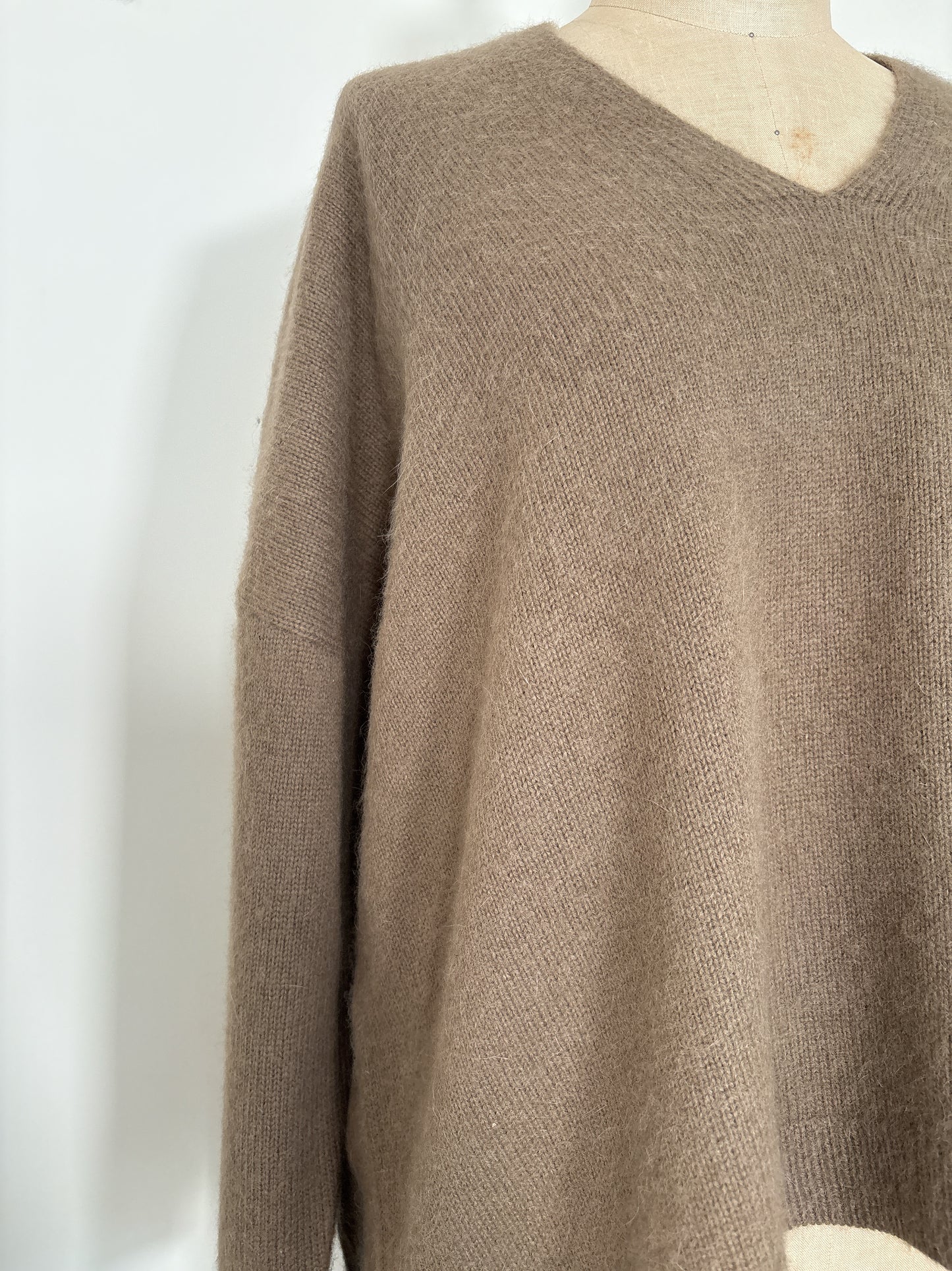 RACCOON SLIT/NECK TOPS