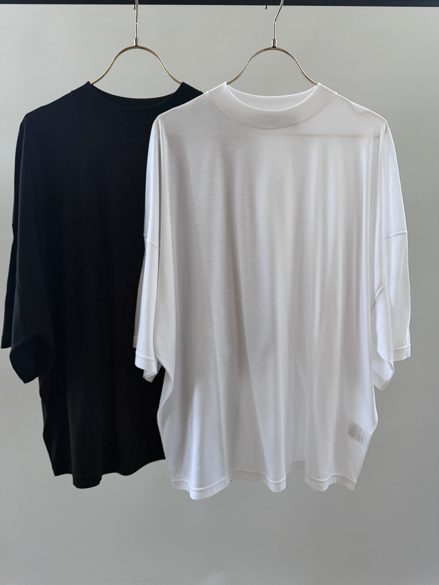 【NEW IN】TENCEL MOCKNECK TEE