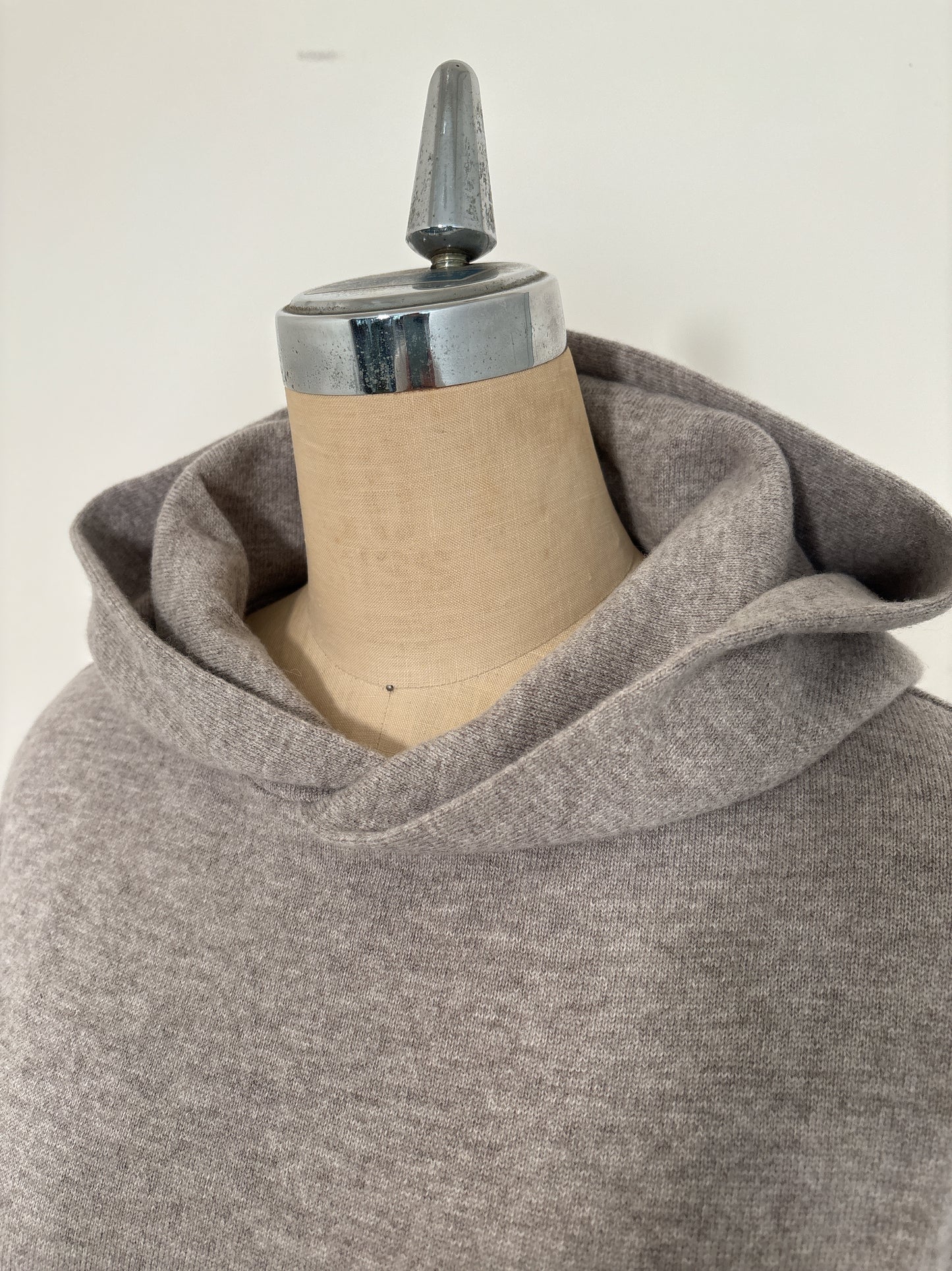 CASH HOODED TOPS