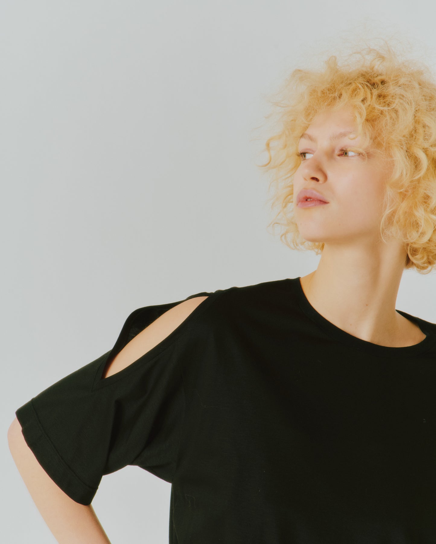 【NEW IN】TENCEL SHOLDER-SLIT TEE