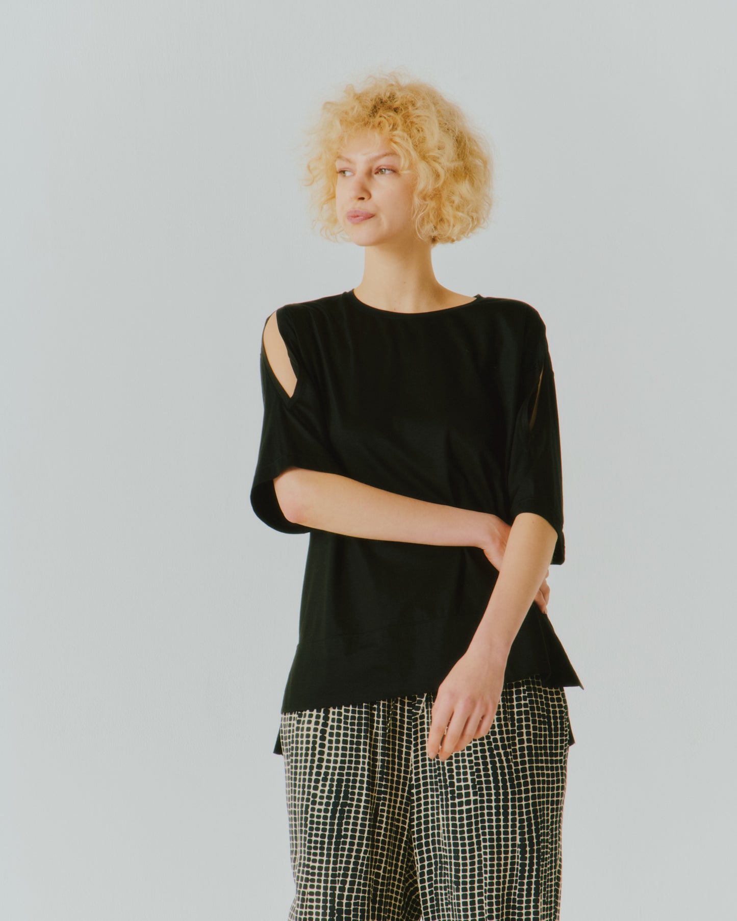 【NEW IN】TENCEL SHOLDER-SLIT TEE