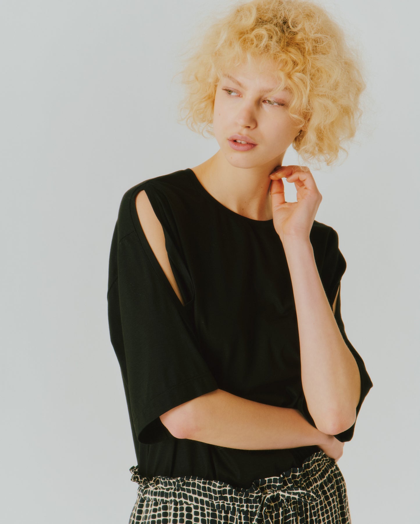 【NEW IN】TENCEL SHOLDER-SLIT TEE