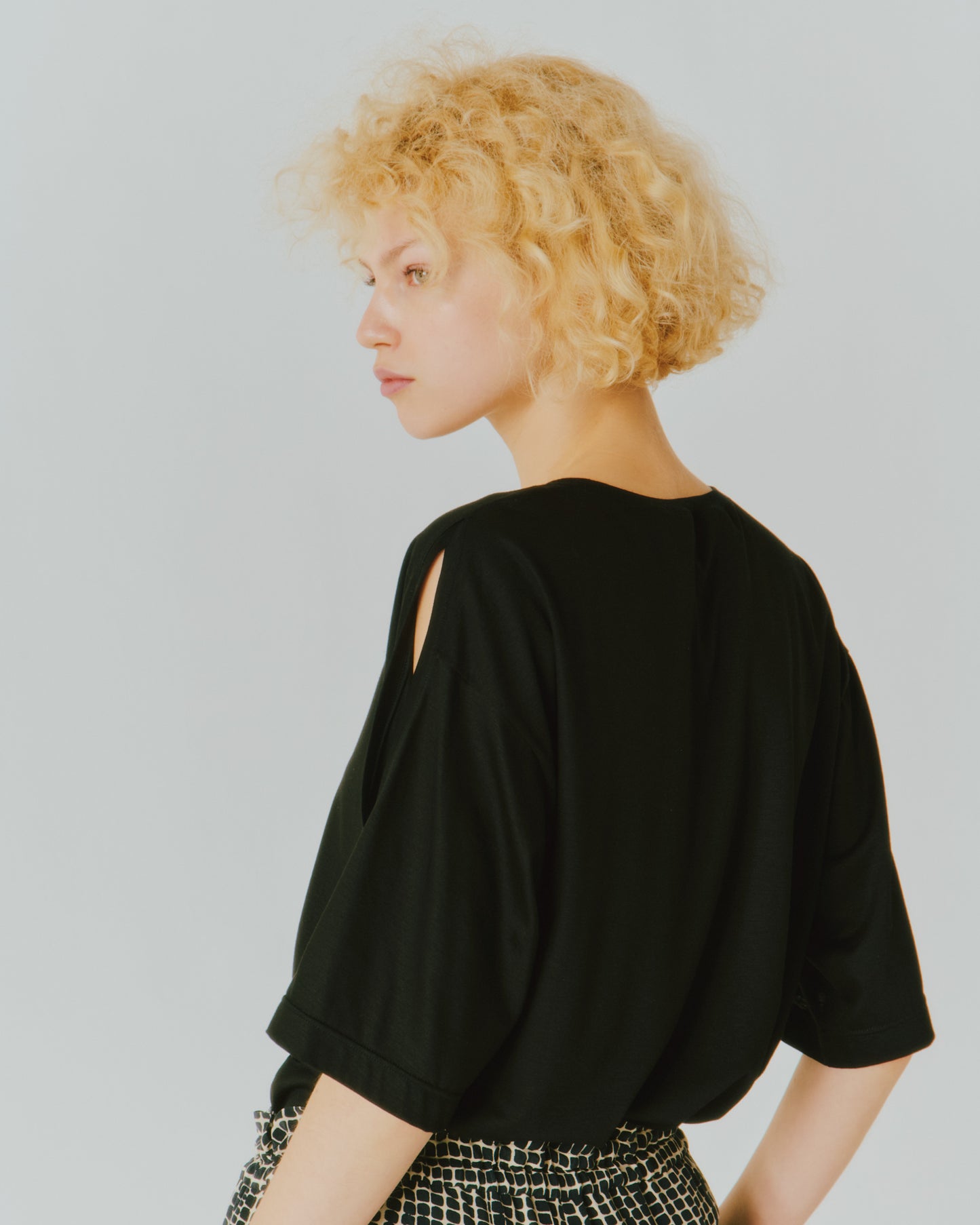 【NEW IN】TENCEL SHOLDER-SLIT TEE